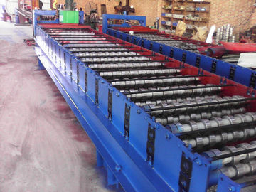 ประเทศจีน Galvanized Metal Corrugated Sheet Roll Forming Machine With Hydraulic Cutter ผู้ผลิต